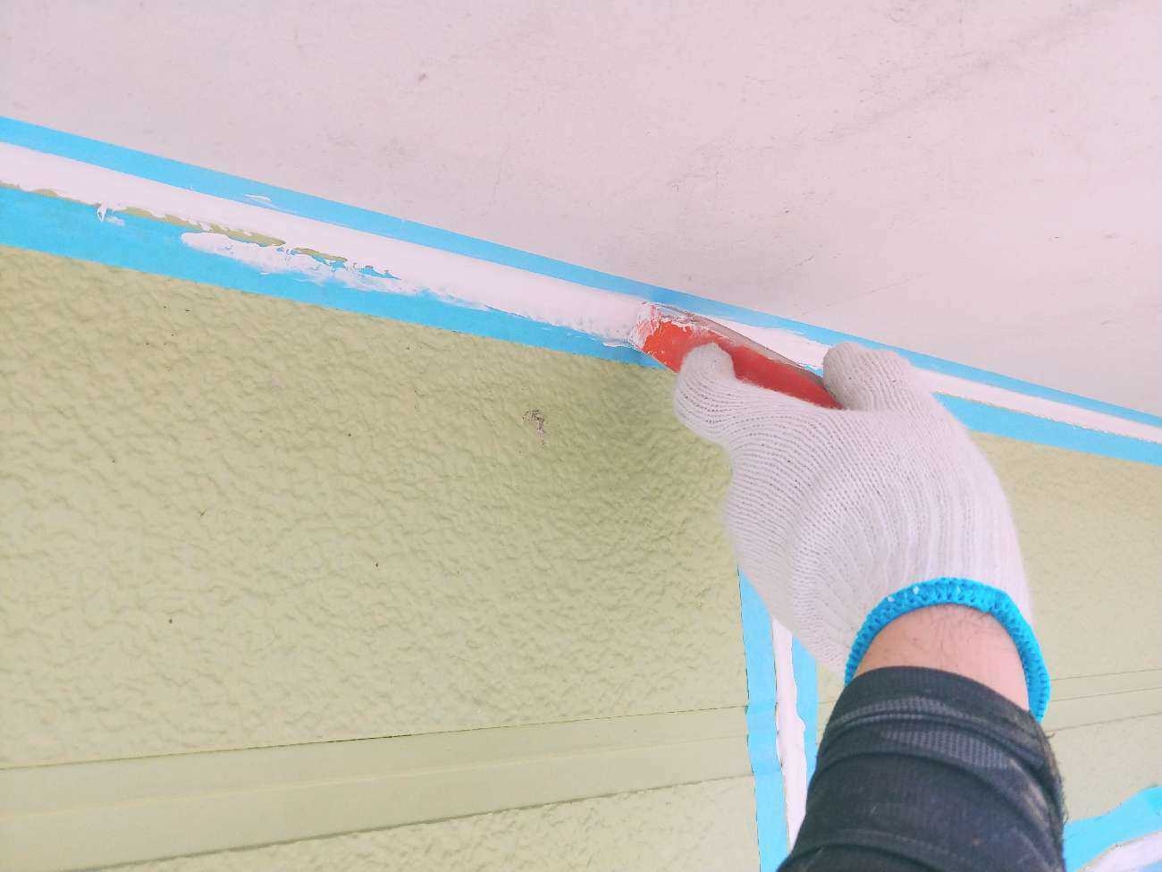 軒天と外壁の境目をシーリングならし